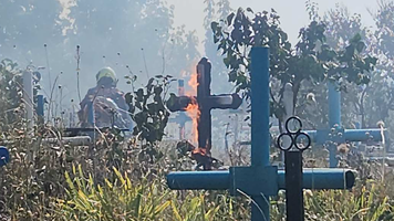 (FOTO) Incendiu de vegetație într-un cimitir din Costești