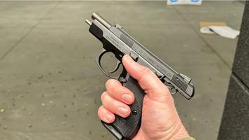 Focuri de armă la Ciocana. Un individ ar fi vrut să-i arate unui cunoscut pistolul, dar și-a tras un glonte în picior