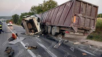 (VIDEO) Grav accident, cu implicarea a două camioane, unul dintre care a luat foc, la Grătiești. Sunt victime