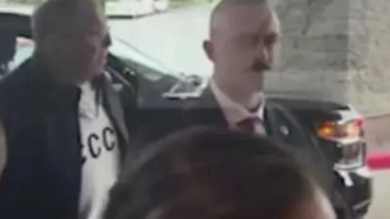 (VIDEO) Ministrul rus de externe a sosit în Alaska îmbrăcat într-un pulover pe care scrie „URSS”