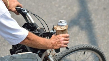 (VIDEO) Record periculos la alcoolemie! Un biciclist a depășit de peste 15 ori limita de alcool admisă, în Dondușeni