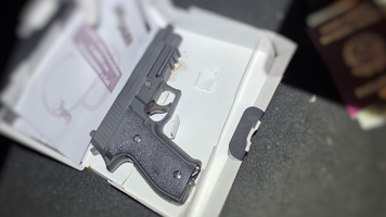 (FOTO) Pistol pneumatic și sute de proiectile, ascunse sub roata de rezervă