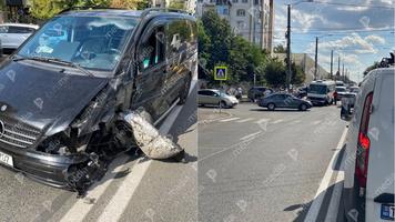(FOTO) Accident în lanț, cu implicarea unui autobuz de rută, în Chișinău