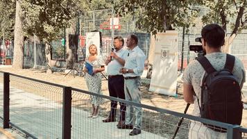 (VIDEO) Complex Sportiv ultramodern - într-un parc din sectorul Rîșcani. Terenuri de fotbal, volei pe plajă, baschet, tenis, kickboxing și cabine de duș