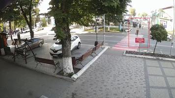 NO COMMENT (VIDEO) Momentul în care o femeie este lovită de o mașină pe trecerea de pietoni, surprins de cameră de supraveghere, la Edineț