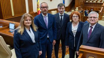 Cei cinci noi judecători ai Curții Constituționale au depus jurământul în Parlament