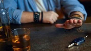 În Kuweit, importul şi producţia de alcool sunt interzise, însă băuturi fabricate clandestin, în spaţii fără control şi standarde de siguranţă, ajung frecvent pe piaţă, expunând consumatorii riscului de intoxicaţie.
Ministerul a precizat că a descoperit şase fabrici clandestine de alcool şi alte patru în curs de amenajare, amplasate în zone rezidenţiale şi industriale.
Ministerul Sănătăţii a raportat joi că numărul cazurilor de intoxicaţie cu metanol a ajuns la 160, dintre care 23 de decese, majoritatea în rândul cetăţenilor asiatici.
Liderul reţelei criminale, un cetăţean din Bangladesh, a fost arestat, iar un alt suspect, de origine nepaleză, a explicat modul în care metanolul era produs şi pus în vânzare.
