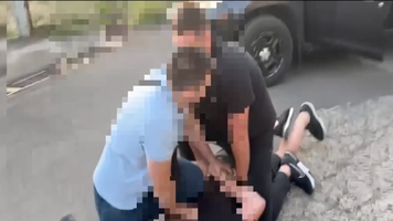 (VIDEO) Escroci cu criptmonede, puși la pământ de polițiștii din sectorul Botanica. Au lăsat o bătrână fără zeci de mii de lei