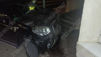 (FOTO) Accident violent în Bender. Un tânăr grăbit și beat a ajuns cu mașina într-o farmacie