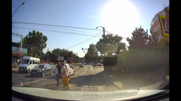 (VIDEO) Taximetrist sancționat de polițiști, după ce a fost surprins când nu cedează trecerea pietonilor pe o stradă din Chișinău