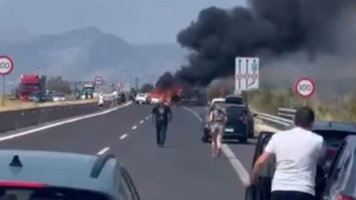 (VIDEO)  Trei persoane au murit arse, iar alte două au fost grav rănite, după ce un camion a intrat în coliziune cu două maşini, în Grecia