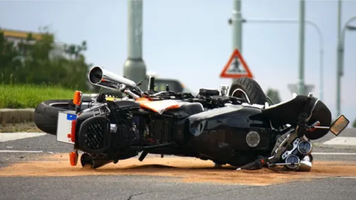 Accident grav în capitală: O copilă a fost transportată la spital după ce a fost lovită de o motocicletă. Conducătorul nu avea permis