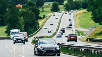 Germania: Șofer beat, cu 220 km/h pe autostradă. Pasagerul, mai beat, a blocat etilotestul când a suflat în el