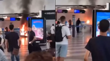 (VIDEO) Turiștii îngroziți au fugit de pe un aeroport internațional, după ce un bărbat a „dat foc ghișeului de check-in” în timpul unui atac armat cu ciocanul