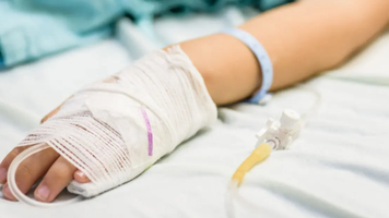 Un copil de 5 ani, tamponat cu scuterul la Rîșcani. A fost transportat de urgență la Chișinău