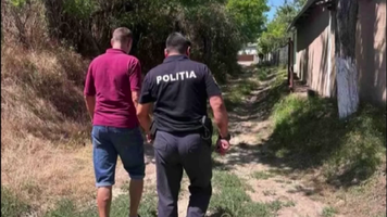 (VIDEO) Bărbat reținut, după ce a furat bani și bijuterii din mai multe locuințe