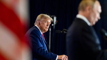 Donald Trump a decis să se retragă din procesul negocierilor de pace dintre Putin și Zelenski, susține o sursă din administrația SUA