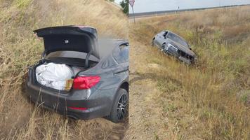 (FOTO) Un BMW burdușit cu „țoale de brand” a ajuns într-un șanț fiind gonit de vameși, la Vulcănești. Șoferul era băut