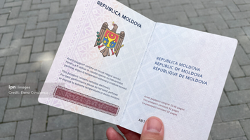 Un critic de film și un jurnalist din Rusia au primit cetățenia Moldovei. Decretul Maiei Sandu