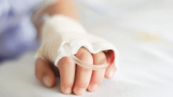 Momente de panică pentru o mamă: Copilul său a ajuns la spital, după ce s-a opărit cu apă fierbinte