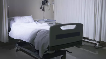 Un șofer român de TIR a ajuns la spital, bătut de o femeie care l-a trezit din somn, într-o parcare din Austria