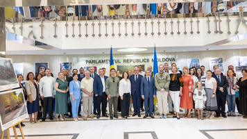 (FOTO) Războiul din Ucraina prin ochii fotografului Serhii Himiuș. Expoziția „Neînfrânții: Lumină prin întuneric”, inaugurată la Parlament