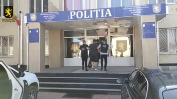 (VIDEO) Schemă de escrocherie de 130 000 de lei, la Edineț. Doi tineri încătușați de INI