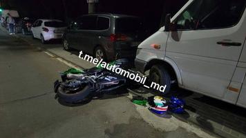 (FOTO) Doi tineri răniți, în urma unui accident cu motocicleta pe o stradă din Chișinău