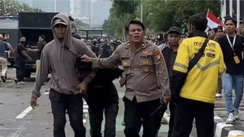 Indonezienii protestează faţă de salariile prea mari ale parlamentarilor. Poliţia recurge la gaze lacrimogene şi tunuri cu apă pentru a-i împiedica să intre în sediul legislativului