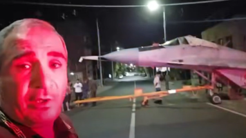 (VIDEO) Cu MIG-ul pe bulevard. Soldații lui Putin au scăpat un avion de luptă în timp ce-l tractau pe o stradă, în Armenia