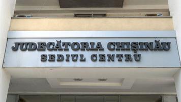 Magistrat de la Judecătoria Chișinău și un martor, atacați cu o cheie de către un bărbat acuzat de violenţă în familie