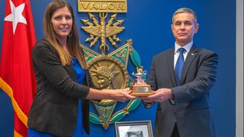 Ministrul Apărării al Republicii Moldova, Anatolie Nosatîi, a efectuat săptămâna trecută o vizită în Statele Unite ale Americii, unde s-a întâlnit cu oficiali de rang înalt din cadrul Departamentului Apărării și Departamentului de Stat pentru a discuta despre cei peste 30 de ani de cooperare în domeniul dezvoltării profesionale militare și despre parteneriatul de lungă durată al Moldovei cu statul Carolina de Nord.