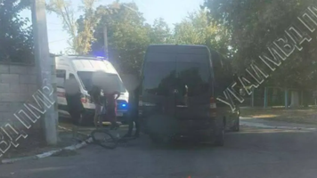 (FOTO) Accident violent la Bender. Un biciclist a fost lovit de un microbuz de rută