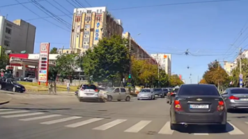 (VIDEO) O persoană, rănită într-o coliziune violentă între două mașini