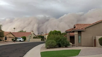 (VIDEO) O furtună masivă de praf și vânt a lovit orașul Phoenix din Arizona. Zeci de mii de americani au rămas fără energie electrică