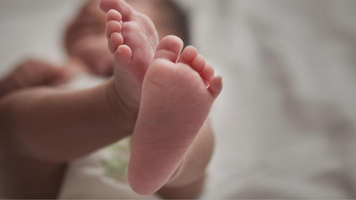 A pus un pled peste bebeluș și l-a lăsat în mijlocul străzii: O moldoveancă, reținută la Riga, după ce și-a abandonat nou-născutul