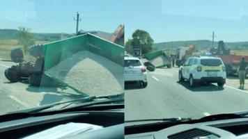 (VIDEO) Tractor răsturnat de un camion, la Criuleni. Sunt victime