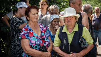 (VIDEO) Cozi uriașe la apă în Donbas. Șase orașe rămân fără alimentare, iar oamenii acuză autoritățile ruse că îi forțează să cumpere