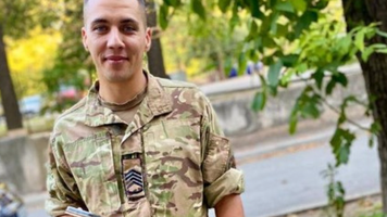 Un prizonier ucrainean a scăpat cu viață după ce rușii i-au tăiat gâtul și l-au aruncat într-o groapă