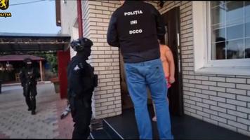(VIDEO) Descinderi cu mascații „Fulger”, la Ungheni. Patru inși luați la ochi de INI pentru spălarea banilor în proporții deosebit de mari