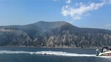 (VIDEO) Incendiu de proporții lângă un palat atribuit lui Putin, pe coasta Mării Negre