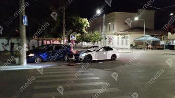 (FOTO) Două mașini făcute zob într-o intersecție din Chișinău