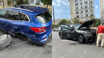 (VIDEO) Un BMW a lăsat un Renault fără o roată pe strada Vasile Alecsandri