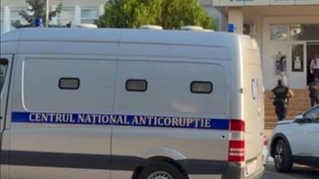 Mascații CNA au descins cu percheziții la Primăria Comrat, anunță Poliția