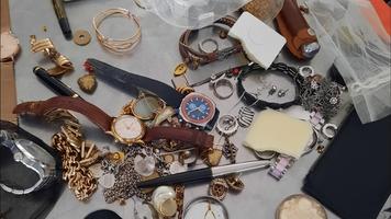 Bijuterii, monede și alte accesorii de valoare, depistate asupra unui moldovean în PTF Leușeni