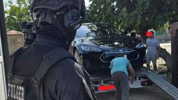 IGP face bilanțul perchezițiilor în sudul R.Moldova. Mascații „Fulger” „s-au pricopsit” și cu o Tesla
