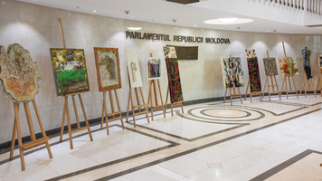 Creațiile studenților și profesorilor Academiei de Muzică, Teatru și Arte Plastice, expuse la Parlament