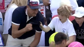 (VIDEO) Scene halucinante la US Open. Un milionar i-a smuls unui băiețel șapca dăruită de un jucător de tenis. Cum l-au demascat internauții