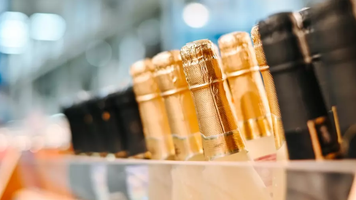 Pedeapsa primită de un viticultor și soția sa, după ce au produs și vândut 600.000 de sticle de șampanie falsă