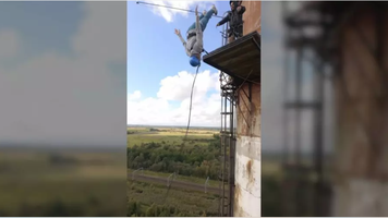 O mamă a murit de ziua ei, în fața fiului, pentru că a vrut să facă un selfie după ce a sărit în gol 88 de metri